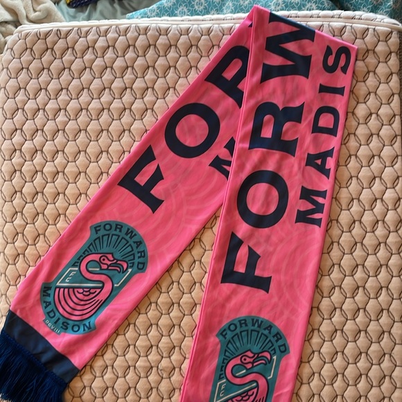Pretty Firm on Price! University of Wisconsin Madison Forward FC Flamingo Scarf - Picture 7 of 8